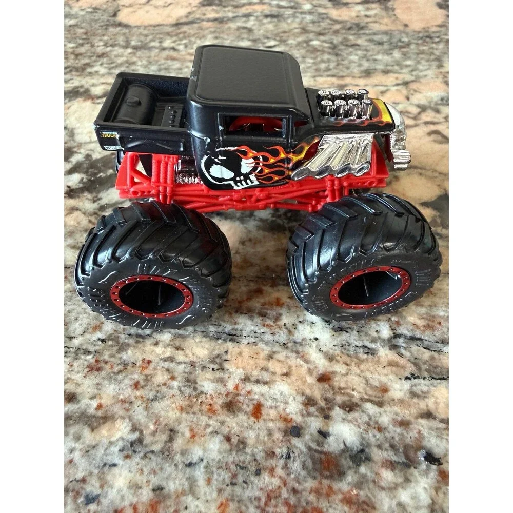 Hot Wheels Monster Jam ‘Bone Shaker’ 1:64 Monster Truck